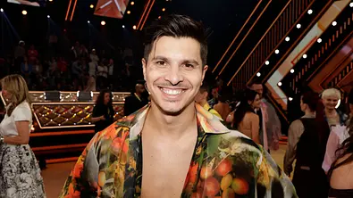 Alexandru Ionel bei Lets Dance, er strahlt in die Kamera. - Foto: IMAGO / Future Image