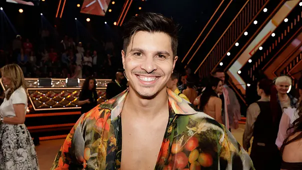Alexandru Ionel bei Lets Dance, er strahlt in die Kamera. - Foto: IMAGO / Future Image Alexandru Ionel bei Lets Dance, er strahlt in die Kamera. - Foto: IMAGO / Future Image
