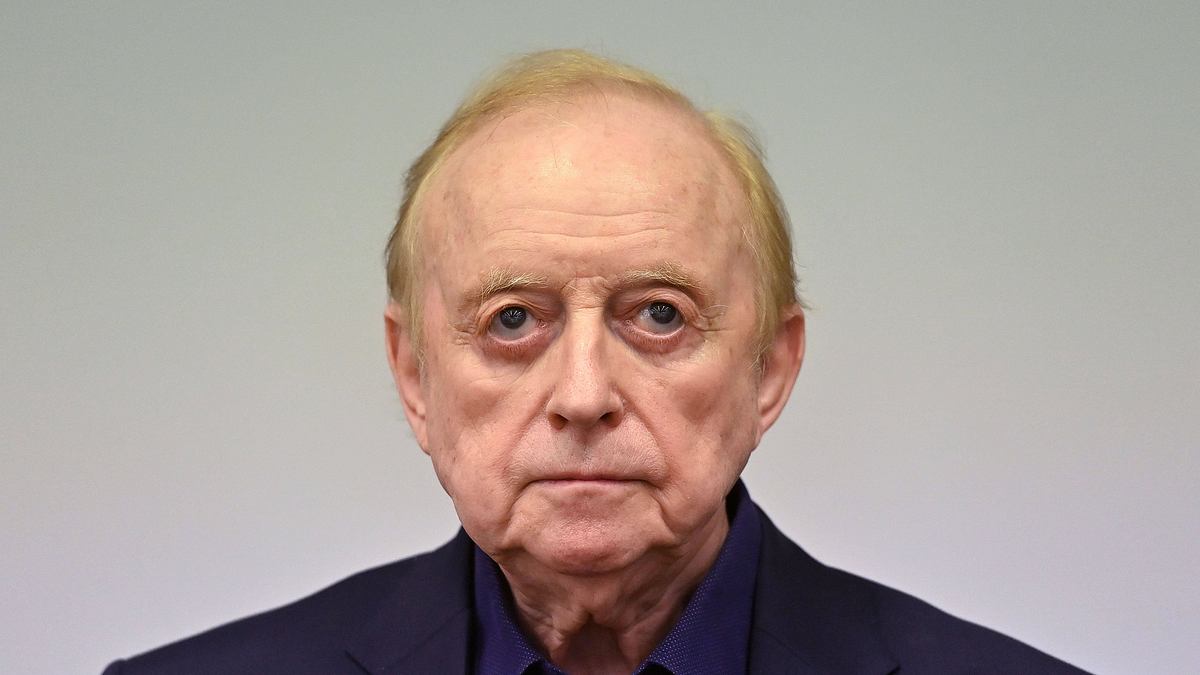 Alfons Schuhbeck blickt mit ernster Miene in die Kamera. Ein Tumor hat seine Lymphknoten befallen. Alfons Schuhbeck blickt mit ernster Miene in die Kamera. Ein Tumor hat seine Lymphknoten befallen.