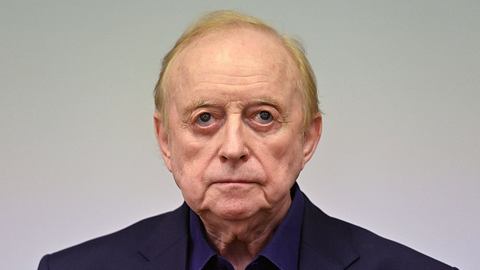 Alfons Schuhbeck blickt mit ernster Miene in die Kamera. Ein Tumor hat seine Lymphknoten befallen. - Foto: IMAGO / Sven Simon