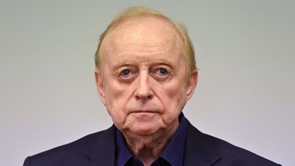 Alfons Schuhbeck blickt mit ernster Miene in die Kamera. Ein Tumor hat seine Lymphknoten befallen. - Foto: IMAGO / Sven Simon