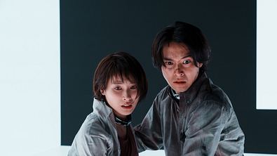 Usagi und Arisu wirken verstört und halten einander - Foto: Netflix / Kumiko Tsuchiya