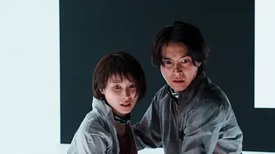 Usagi und Arisu wirken verstört und halten einander - Foto: Netflix / Kumiko Tsuchiya