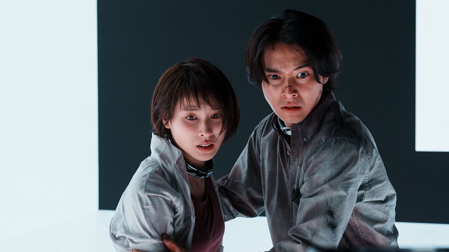Usagi und Arisu wirken verstört und halten einander