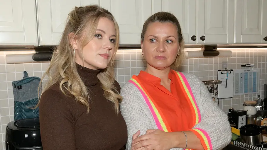 Alicia will ihre Mutter glücklich sehen. Alicia schau gedankenverloren, Sabine hat ihre Arme verschränkt.