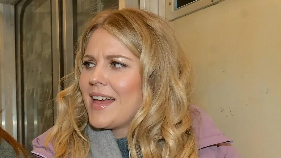 Alicia erfährt geschockt von der Affäre. Alicia schaut irritiert zur Seite.