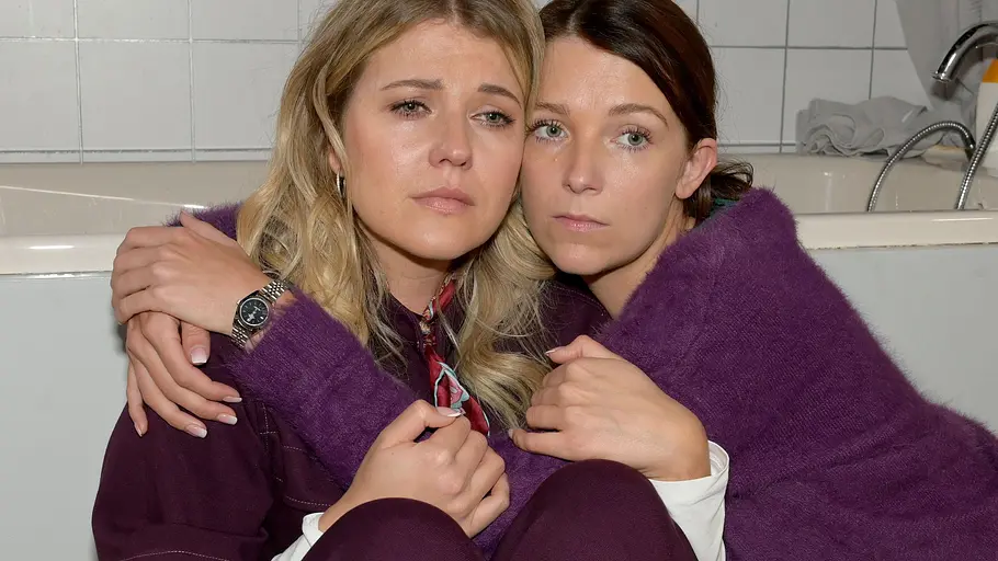 Alicia verliert ihren Job. Alicia wird von Lilly getröstet.