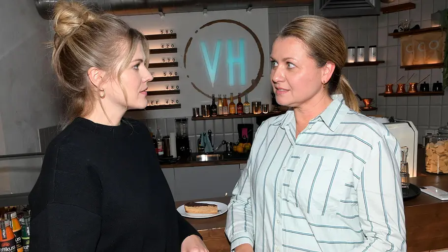 Alicia will, dass ihre Mutter in Berlin bleibt. Alicia und Sabine schauen sich ernst an.