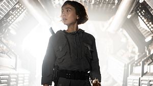 Marcy steht in einem engen Raumschiff-Gang und schaut verzweifelt zur Seite! - Foto: Disney+ / FX