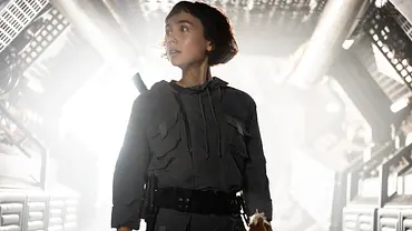 Marcy steht in einem engen Raumschiff-Gang und schaut verzweifelt zur Seite! - Foto: Disney+ / FX Marcy steht in einem engen Raumschiff-Gang und schaut verzweifelt zur Seite! - Foto: Disney+ / FX