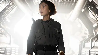 Marcy steht in einem engen Raumschiff-Gang und schaut verzweifelt zur Seite! - Foto: Disney+ / FX