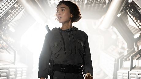 Marcy steht in einem engen Raumschiff-Gang und schaut verzweifelt zur Seite! - Foto: Disney+ / FX