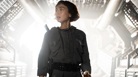 Marcy steht in einem engen Raumschiff-Gang und schaut verzweifelt zur Seite! - Foto: Disney+ / FX