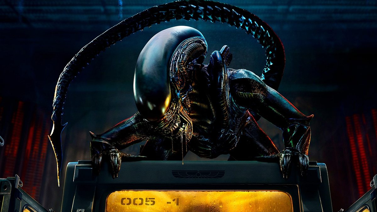 Alien: Earth Ein Xenomorph auf einem Kanister.