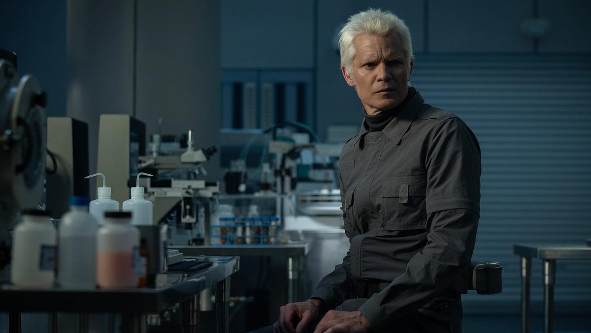 Alien Earth Folge 3 Timothy Olyphant auf einem Szenenbild zu Alien Earth schaut in einem Labor skeptisch Richtung Kamera
