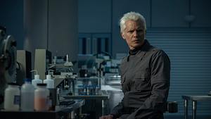 Timothy Olyphant auf einem Szenenbild zu Alien Earth schaut in einem Labor skeptisch Richtung Kamera - Foto: Disney+ / FX