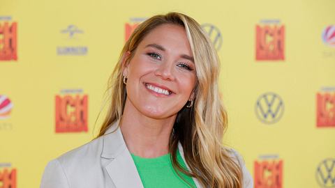 Alina Merkau lächelnd bei einer Veranstaltung. - Foto: IMAGO / Future Image