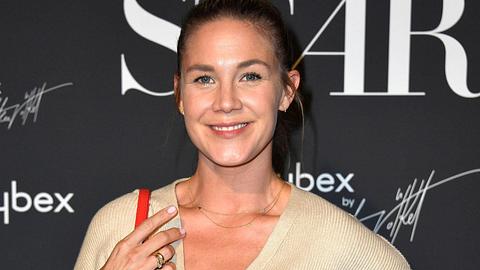 Alina Merkau lächelt in die Kamera.  - Foto: IMAGO / Future Image