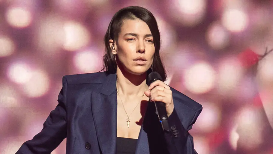 Kurz vor ihrer großen TV-Ausstrahlung teilt Frida-Gold-Frontfrau Alina Süggeler eine erschütternde Nachricht Alina Süggeler bei einem Auftritt