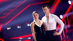Taliso Engel und Patricija Ionel in weißen Hemd und schwarzem Top bei Lets Dance. - Foto: IMAGO/ Panama Pictures