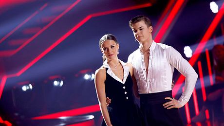 Taliso Engel und Patricija Ionel in weißen Hemd und schwarzem Top bei Lets Dance. - Foto: IMAGO/ Panama Pictures