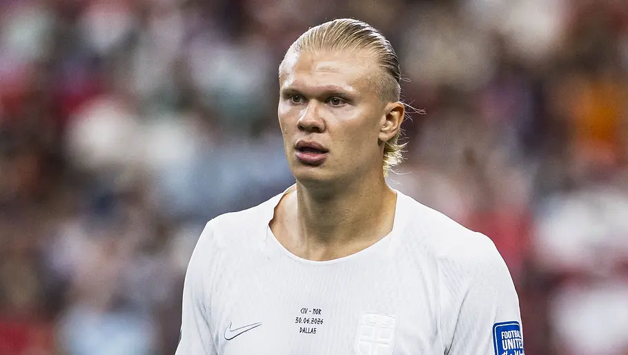 Alle amüsieren sich über Erling Haaland, der kann jedoch gar nichts dafür. Erling Haaland schaut auf dem Fußballfeld in die Ferne.
