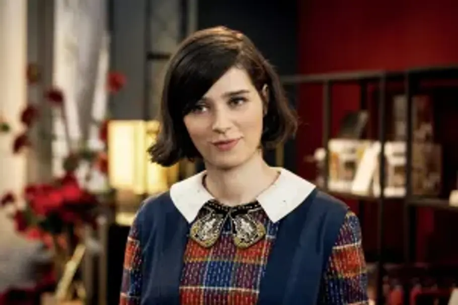 Alles-ist-Liebe-deutscher-Weihnachtsfilm Ausschnitt Alles ist Liebe mit Nora Tschirner als Kiki. Sie trägt kurze schwarze Haare und ein schön besticktes Oberteil.