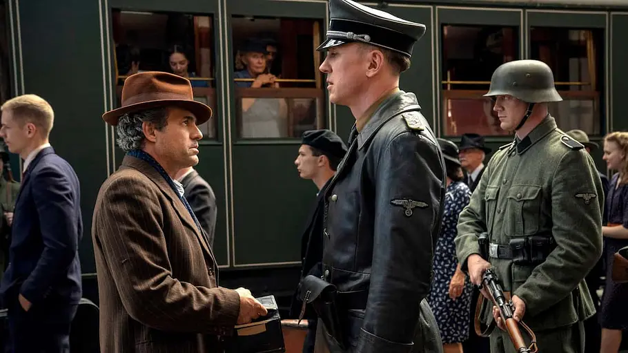 Mark Ruffalo in „Alles Licht, das wir nicht sehen“ wird von Soldat am Bahnsteig kontrolliert.