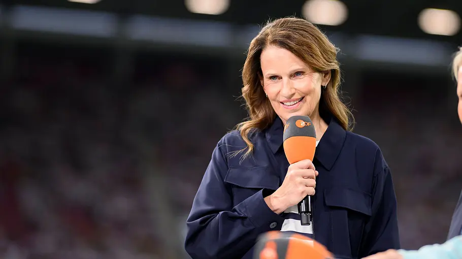 Alles über Katrin Müller-Hohenstein: Privates, Karriere, Auszeichnungen – so schaffte sie es in den Sportjournalismus Katrin Müller-Hohenstein beim Fussball-Länderspiel Deutschland – Finnland.