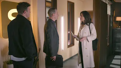 Gabriella, Killian und Ben stehen angespannt im Zentrum. - Foto: RTL / Julia Feldhagen Gabriella, Killian und Ben stehen angespannt im Zentrum. - Foto: RTL / Julia Feldhagen