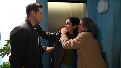 Leyla steht mit Daniela und Deniz im Flur.  - Foto: RTL / Julia Feldhagen