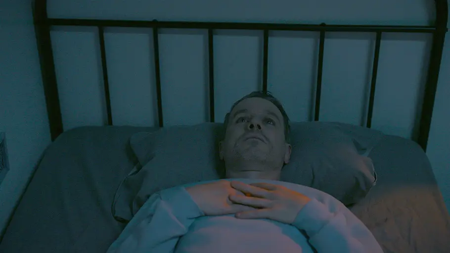 Alles was zählt Kilian Killian im Bett seiner Gefängniszelle und schaut traurig an die Decke.
