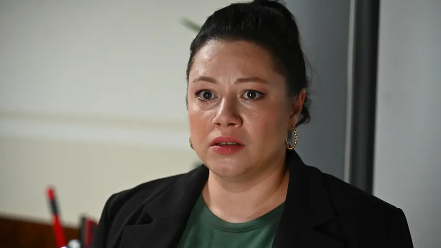 Vanessa AWZ Vanessa schaut panisch nach vorne und ist den Tränen nah.