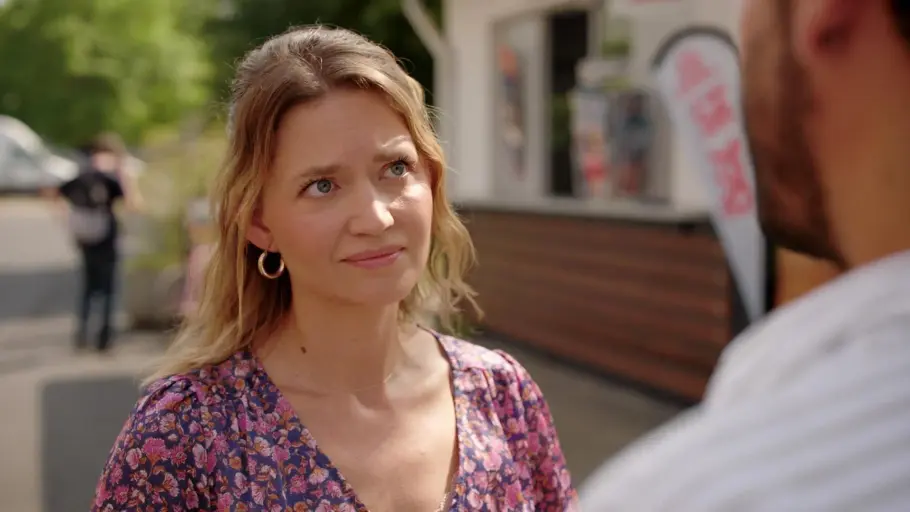 „Alles was zählt“: Nathalie schaut Matteo traurig an.