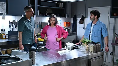 Henning, Daniela und Nick stehen im ruinierten Puncto. - Foto: RTL
