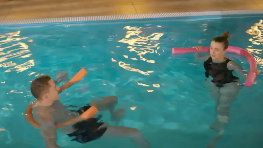 Lucie und Philipp bei „Alles was zählt“ mit Nudeln im Pool. Beide stehen mit etwas Abstand auseinander und sehen sich an. 