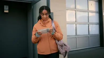 Imani steht mit einem Brief in der Hand geschockt vor ihrer Haustür. - Foto: RTL / Julia Feldhagen