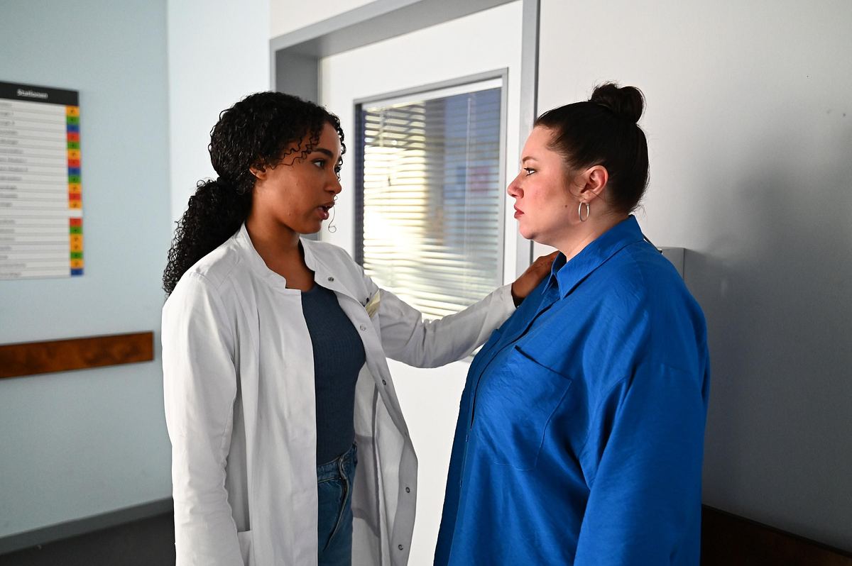 Imani (Féréba Koné, l.), Vanessa (Julia Augustin) bei Alles was zählt Imani und Vanessa diskutieren auf dem Krankenhaus-Gang bei AWZ