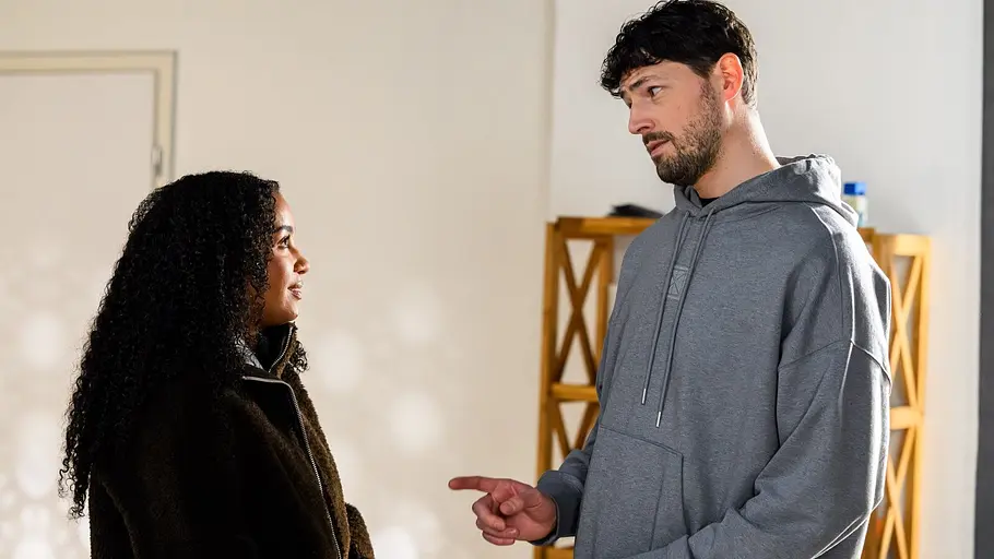 Imani und Mika schauen einander an und sprechen.