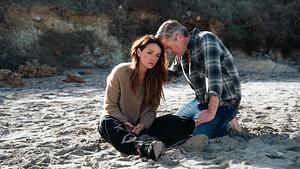 Jenny und Ingo Kopf am Kopf am Strand von Mallorca.  - Foto: RTL / Jule Zielke