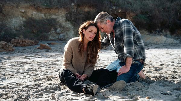Jenny und Ingo Kopf am Kopf am Strand von Mallorca.  - Foto: RTL / Jule Zielke
