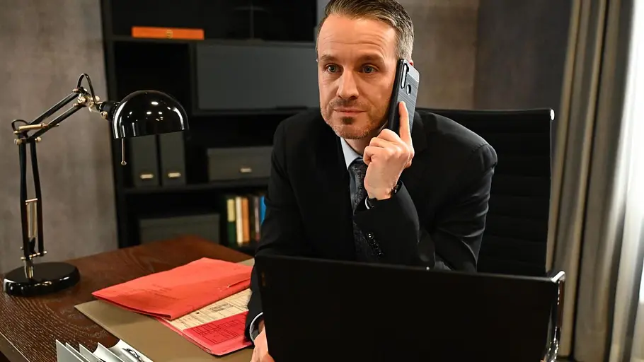 Kilian droht seine Intrige auf die Füße zu fallen. Kilian am Telefon.