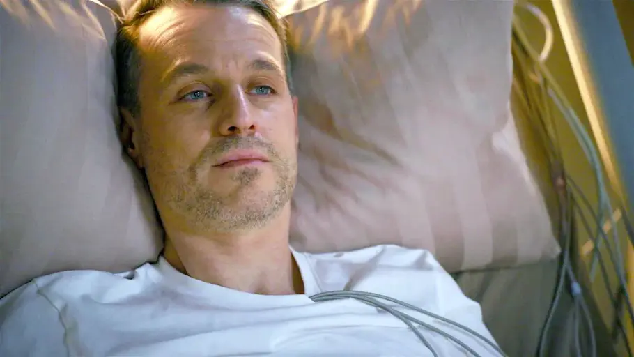 Kilian liegt in einem Krankenhausbett und ist sehr blass.