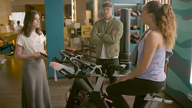 Elias schaut Joana während des Trainings an. - Foto: RTL