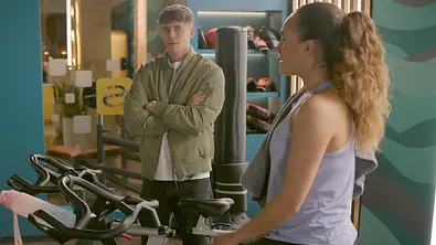 Elias schaut Joana während des Trainings an. - Foto: RTL Elias schaut Joana während des Trainings an. - Foto: RTL