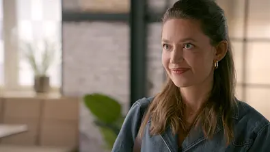 Nathalie lächelt ihr gegenüber an. - Foto: RTL Nathalie lächelt ihr gegenüber an. - Foto: RTL