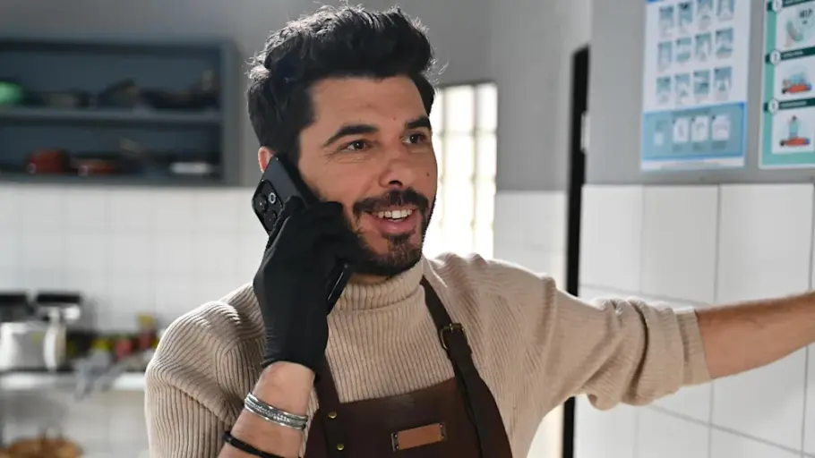 Alles was zählt Matteo in einer Szene aus „Alles was zählt“. Er schaut lächelnd in die Ferne und ist am Telefon