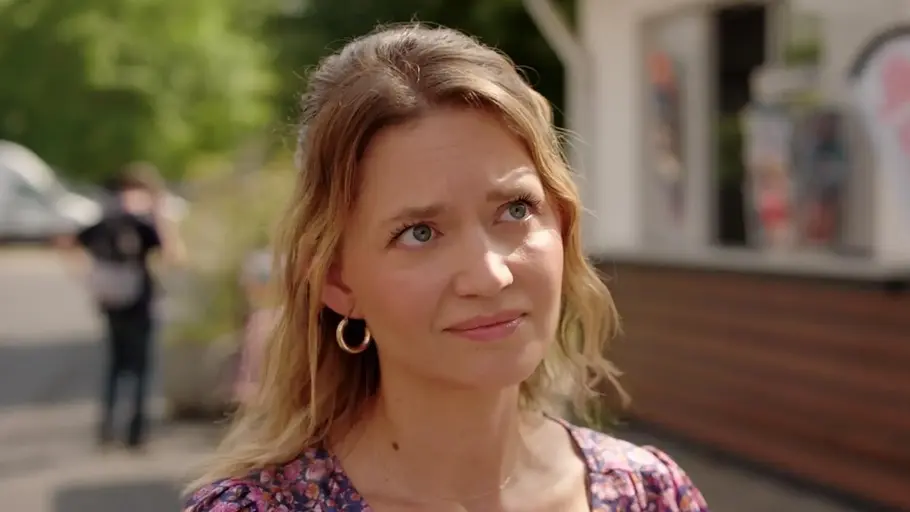 Nathalie schaut ihr Gegenüber in seiner Szene aus „Alles was zählt“ frustriert an