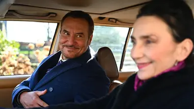 Richard und Simone sitzen im Auto. Er schaut sie sehr verliebt an.  - Foto: RTL / Julia Feldhagen