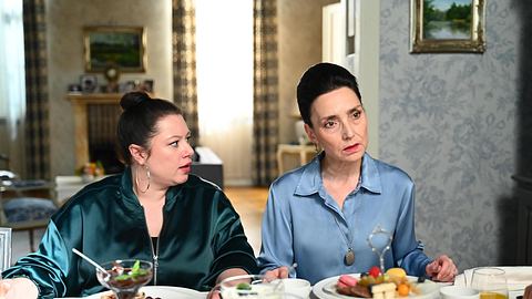 Vanessa und Simone sitzen am Esstisch. Simone schaut ihr gegenüber verdutzt an. Vanessa schaut schockiert Simone an! - Foto: RTL / Julia Feldhagen
